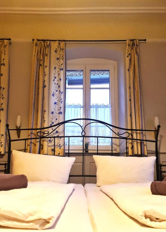 Gaestehaus Zum Weinbauer Rhodt unter Rietburg Bagian luar foto